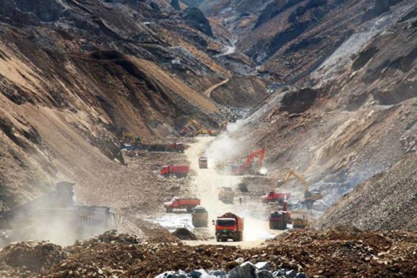Tibets Bodenschätze werden geplündert. Aufnahme aus dem Gyama Tal, nahe der tibetischen Hauptstadt Lhasa ©Michael Buckley/wildyakfilms.com
