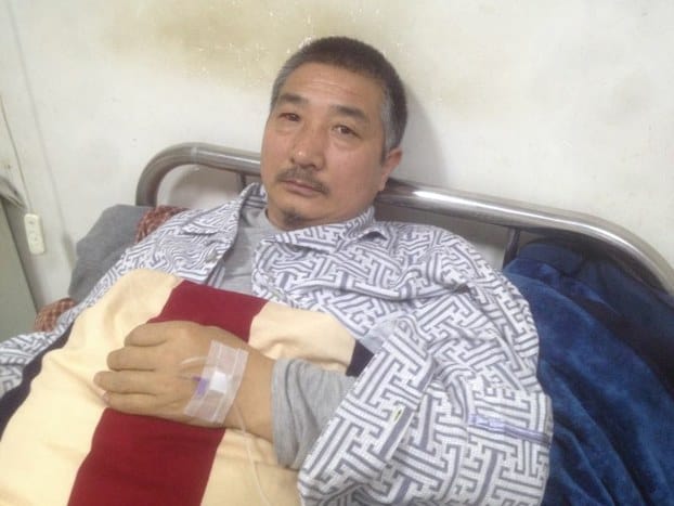 Jigme Guri im Krankenhausbett, sieht erschöpft aus.