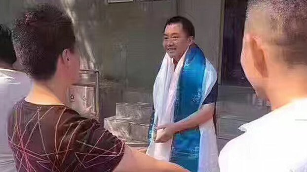 Kalsang Yarphel mit Segenschals