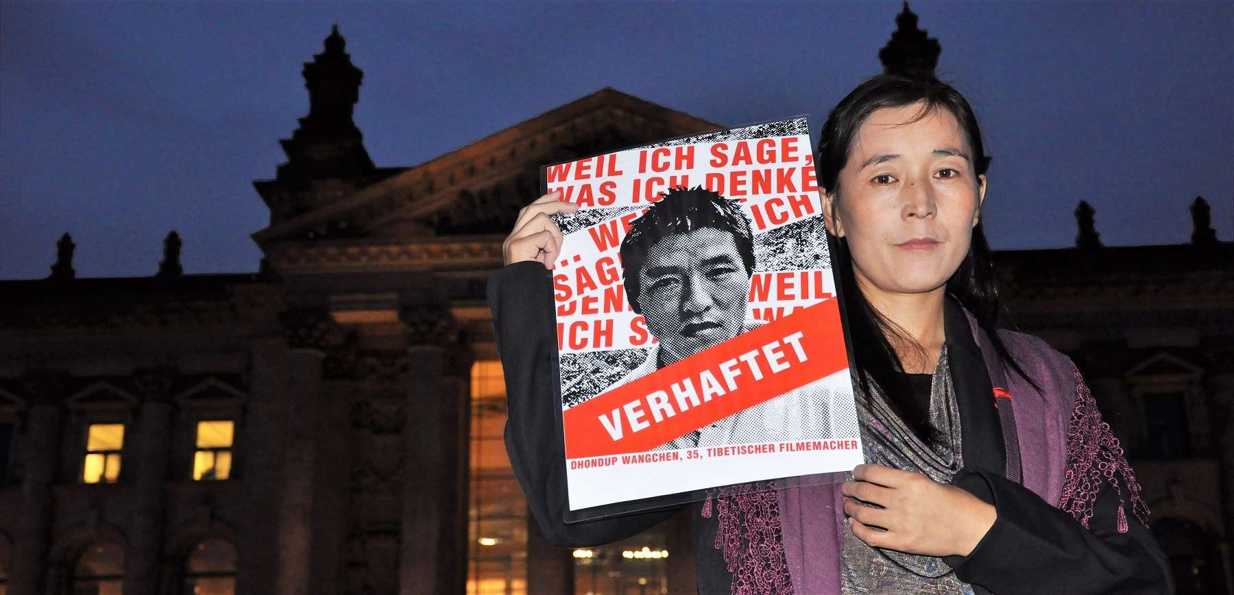 Lhamo Tso, Dhondup Wangchens Ehefrau vor dem Brandenburger Tor in Berlin