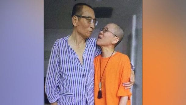 Liu Xiaobo steht und hält seine Frau im Arm, sieht krank aus.