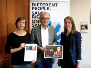 Abgabe der Unterschriften für Tenzin Deleks Freilassung an Christoph Strässer