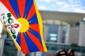 Tibet-Flagge vor dem Bundeskanzleramt. (c)Tibet Initiative/Daniela Singhal