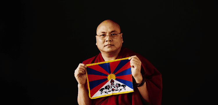 Golog Jigme mit Tibet-Flagge (c) Hiroshi Aoki