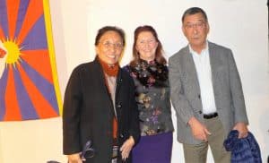Rinchen Khando und ihr Ehemann Rinpoche Tendzin Choegyal. Bruder des 14. Dalai Lama mit Barbara Bräuer, Mitglieder der Regionalgruppe der Tibet Initiative in Schwäbisch Hall/Hohenlohe.