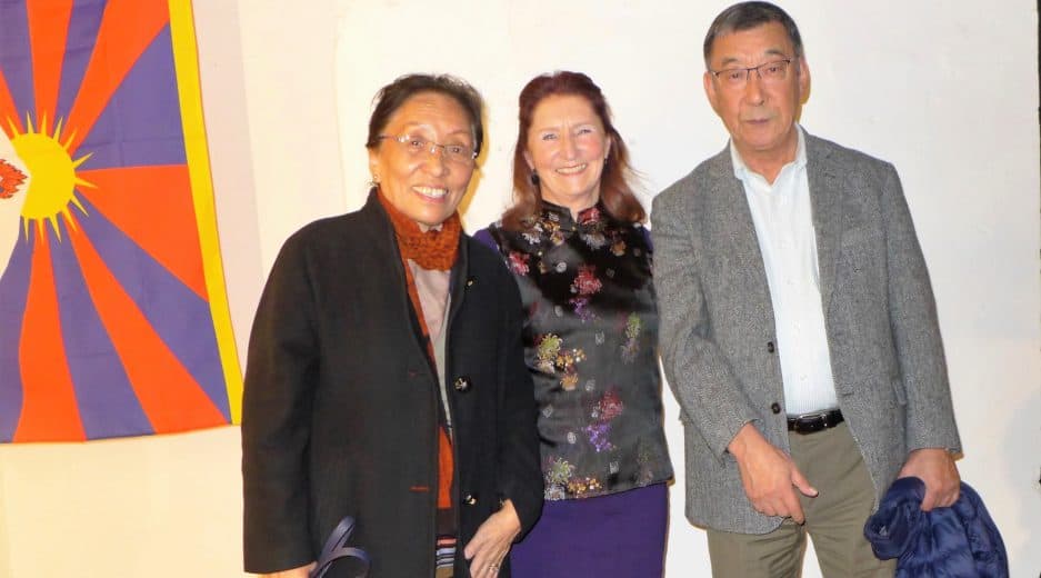 Rinchen Khando und ihr Ehemann Rinpoche Tendzin Choegyal. Bruder des 14. Dalai Lama mit Barbara Bräuer, Mitglieder der Regionalgruppe der Tibet Initiative in Schwäbisch Hall/Hohenlohe.