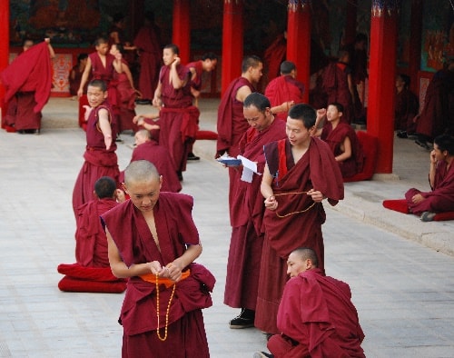 Debattierende Mönche