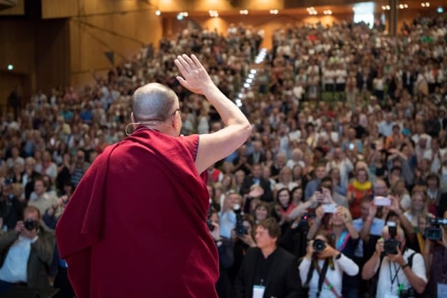 Dalai Lama auf der Bühne beim Symposium der Tibet Initiative 2018 in Darmstadt