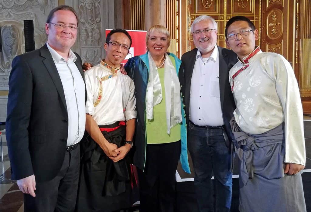 Tibetische Musiker mit Mitgliedern der Tibet Initiative Deutschland