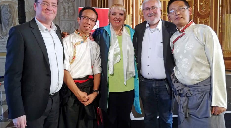 Tibetische Musiker mit Mitgliedern der Tibet Initiative Deutschland
