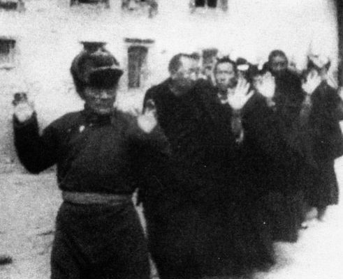 Von der Volksbefreiungsarmee festgenommene Mönche