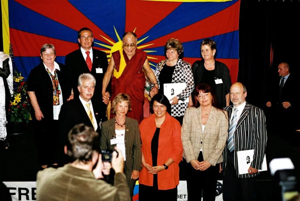 Dalai Lama zusammen mit Bürgermeistern