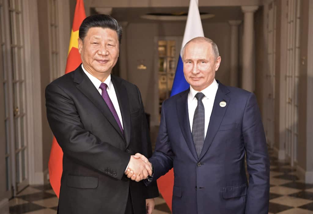 Xi Jinping und Wladimir Putin zeigen Einigkeit beim BRICS Summit 2018
in Johannesburg.