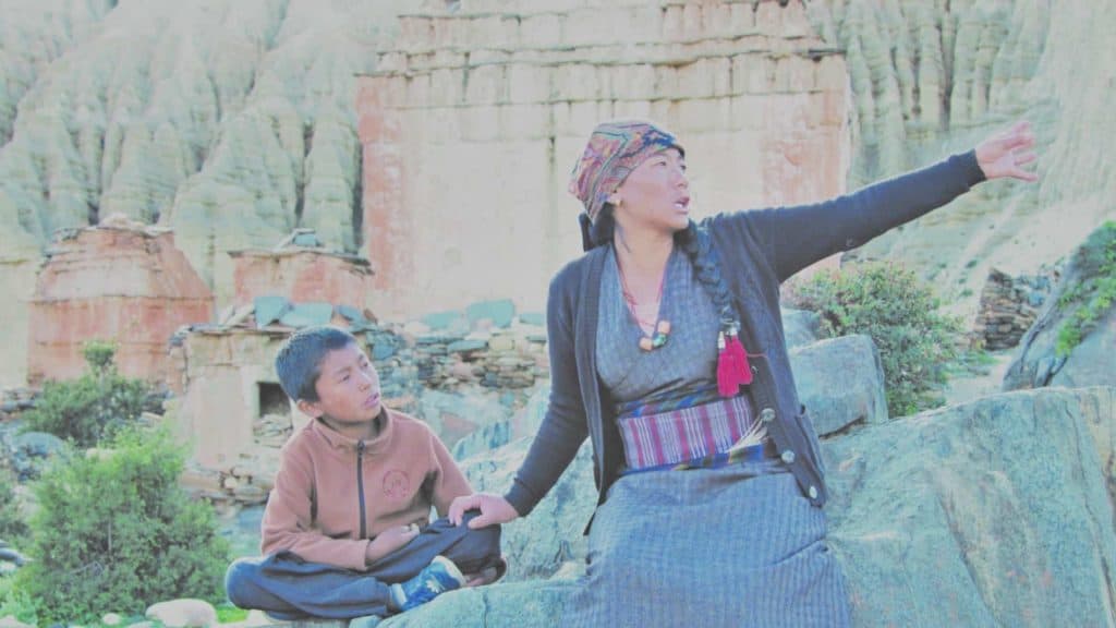 Der tibetische Filmemacher Dhondup Tsering Gurung erzählt in seinem Regiedebut die Geschichte seiner Mutter. In „Ama Khando“ portraitiert er außerdem die Kultur und Tradition der nepalesischen Region Mustang.