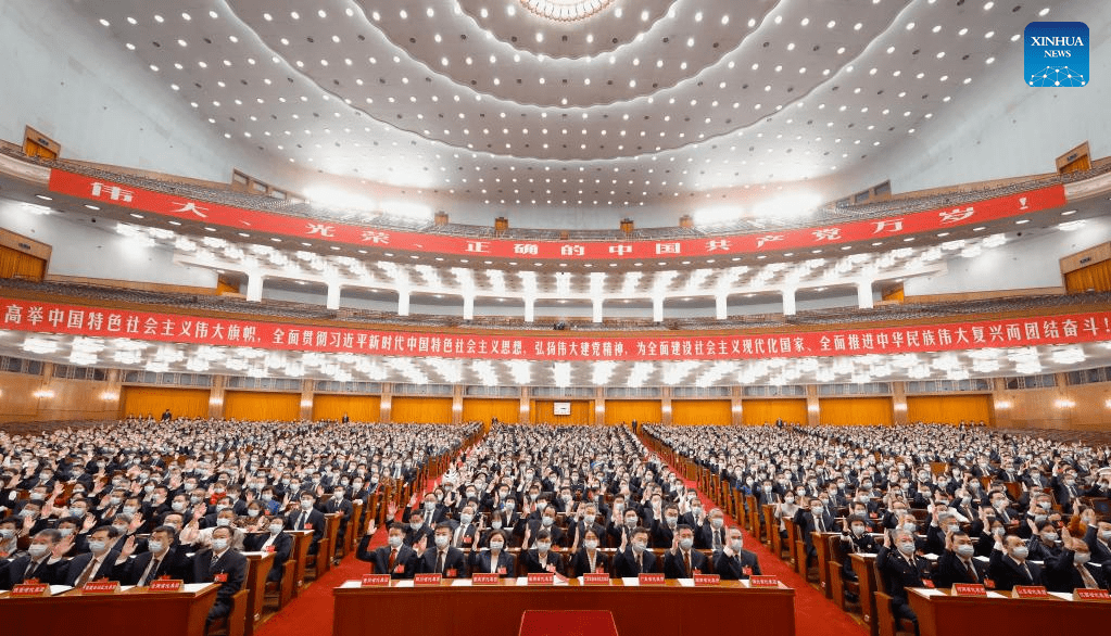 Seine Macht demonstrierte Xi-Jiping vor Kurzem erneut, indem er die Partei-Verfassung ändern ließ. Unbeantwortet blieb sein Handeln aber nicht - Es gab auch Widerstand: Auf der Straße fand ein einsamer Protest statt, der bis heute nachwirkt. Und ob er Ex-Präsident Hu Jintao in diesem Zusammenhang von der Bühne drängte, ist bis heute nicht bekannt.