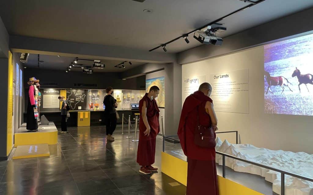 Das Tibet-Museum in Dharamsala erzählt auf innovative Weise über die Geschichte, Kultur und Religion Tibets. Gestaltet hat das Museum der deutsche Designer Markus Strümpel. Er hat das Museum modernisiert - für eine neue Generation von Tibetern.