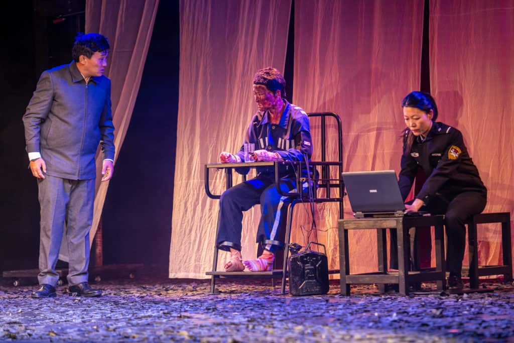 Das tibetische Theaterstück „Pah-Lak“ tourte zwei Monate durch Europa - Premiere feierte es am 9. Mai bei den Ruhrfestspielen in Recklinghausen. Die Kritik war begeistert. Das Stück erzählte vom gewaltlosen Widerstand der Tibeter gegen die chinesische Besatzung.