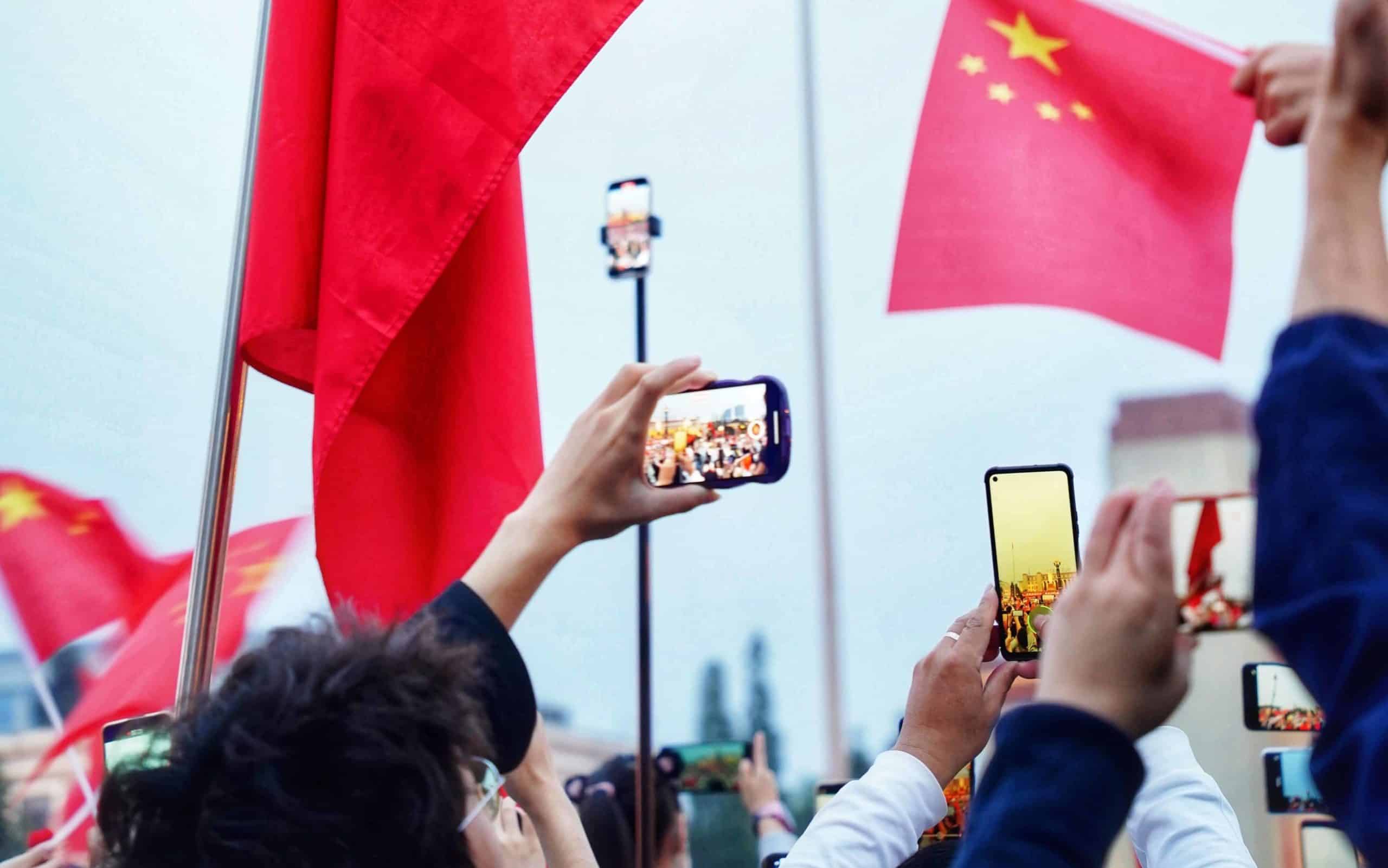 Die Schatten Seite von Social Media: Zwischen Suchtpotenzial, Zensur und dem Einfluss der KPCh. Der Lange Propaganda Arm Chinas. Die Problematik von einem rückgang Meinungsfreiheit und potenzieller Untergrabung spitzt sich zu.