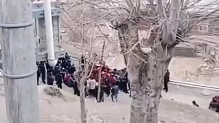 Chinesische Sicherheitskräfte haben am Donnerstag mehr als 100 Tibeter*innen festgenommen. Hintergrund waren Proteste gegen ein Staudamm-Projekt der chinesischen Regierung in Sichuan.