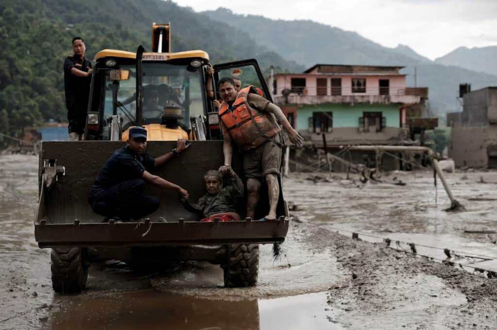 Eine verheerende Sturzflut im Grenzgebiet von Tibet und Nepal hat Menschenleben gefordert und ganze Existenzen zerstört. Die Katastrophe zeigt nicht nur die enorme ökologische Bedeutung Tibets für die gesamte Region, sondern auch die Folgen von Abschottung, fehlender Informationsfreiheit und mangelnder Mitbestimmung der tibetischen Bevölkerung.