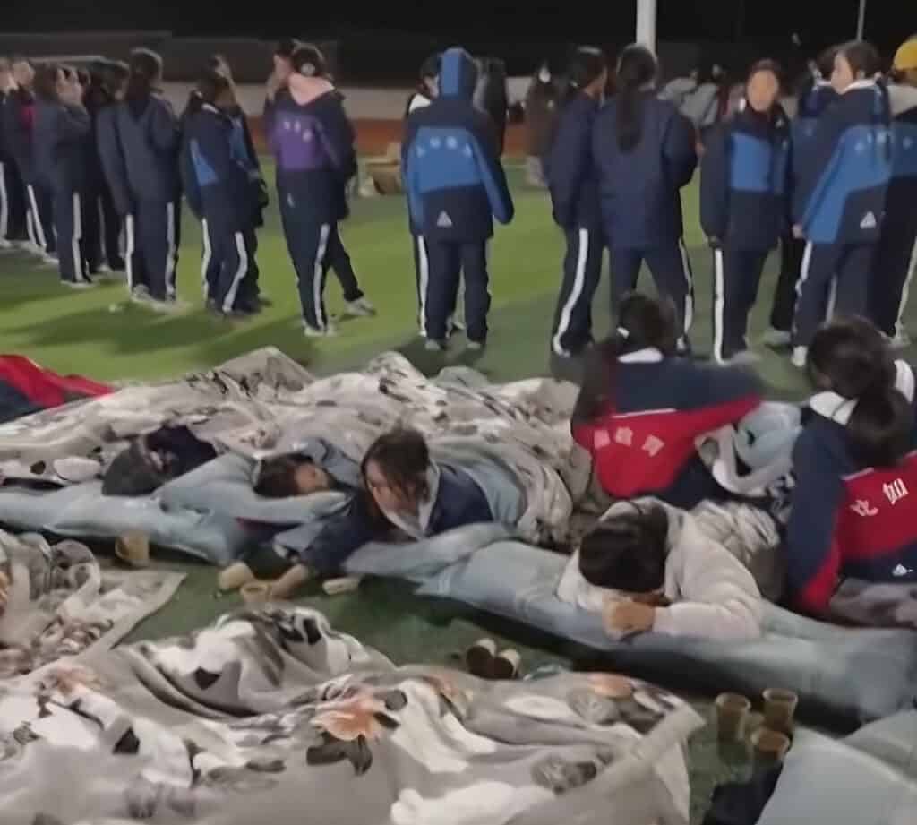 Ein schweres Erdbeben der Stärke 7,0 hat am 22. Oktober den Norden Tibets erschüttert. Mindestens 20 Menschen sollen ums Leben gekommen sein, zahlreiche weitere wurden verletzt. Das Ausmaß der Zerstörung ist noch unklar. Wir gedenken der Opfer, stehen in Solidarität mit den Betroffenen und fordern ungehinderte humanitäre Hilfe.