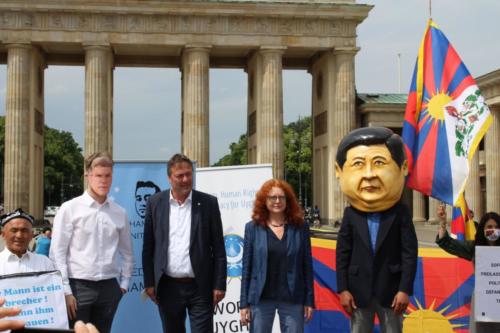 Bundestagsabgeordnete Peter Heidt (FDP) und Margarete Bause (Bündnis 90/ Die Grünen) zu sammen mit “Xi” und “Bach”